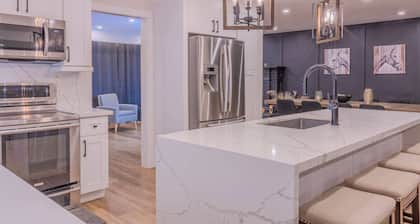 6-Bedroom Modern Escape in Horseshoe-Pool+Hot tub