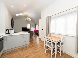 Interior - Cozy Home with Underfloor Heating System - Pass the Keys (Reading)