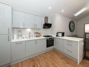 Kühlschrank, Mikrowelle, Ofen, Geschirrspüler