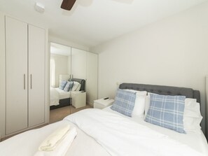 2 bedrooms, iron/ironing board, free WiFi, bed sheets - Cozy Home with Underfloor Heating System - Pass the Keys (Reading)