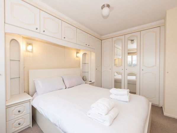 3 bedrooms, iron/ironing board, free WiFi, bed sheets