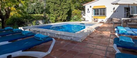 Een verwarmd zwembad