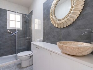 Shower, hair dryer, towels, soap - Villa with Free Heated Pool - Pass the Keys (Mijas)