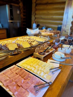 Free daily continental breakfast - Pousada Maple Monte Verde (Camanducaia)