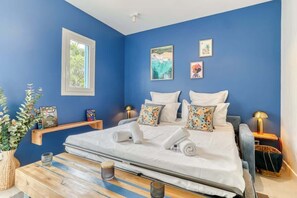 3 habitaciones, escritorio y tabla de planchar con plancha