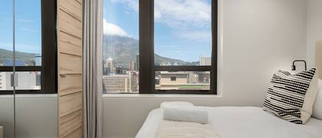 خزنة داخل الغرفة ومكواة/لوح كي وخدمة الإنترنت وملاءات أسرّة