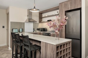 Réfrigérateur, micro-ondes, four, plaque de cuisson