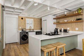 Fridge, microwave, oven, stovetop - Spacious Loft Apartment in De Waterkant (Cape Town)