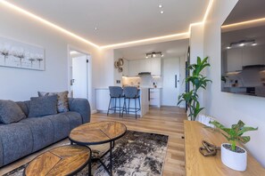 TV - Designer Sea Point Apartment | Pool + Wifi (Cape Town)