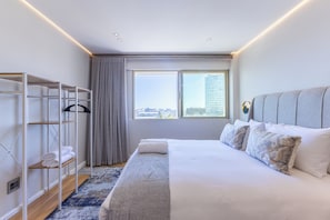 1 bedroom, in-room safe, iron/ironing board, internet - Designer Sea Point Apartment | Pool + Wifi (Cape Town)