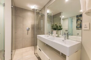 Dusche, Haartrockner, Handtücher, Seife