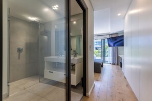 Douche, sèche-cheveux, serviettes fournies, savon