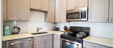 Microondas, horno, placa de cocina y lavavajillas