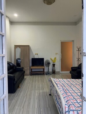 Basic Room, Balcony, City View | Laptop workspace, free WiFi - Cannarata (Phnom Penh)