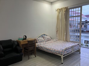 Habitació bàsica, balcó, vistes a la ciutat | 1 dormitori, espai de treball apte per a portàtils i wifi gratuïta