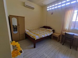 Apartamento básico, 1 quarto | Espaço de trabalho para notebook, Wi-Fi de cortesia