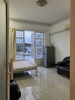 Basic Room, Balcony, City View | Laptop workspace, free WiFi - Cannarata (Phnom Penh)