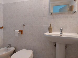 Apartment, Balcony, City View | Bathroom | Hair dryer, towels - Casa Annalù With Garden Wifi Bogliasco (Bogliasco)