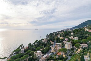 A coastal town with buildings along the waterfront, a clear view of the sea, and a hilly backdrop. - Casa Annalù With Garden Wifi Bogliasco (Bogliasco)