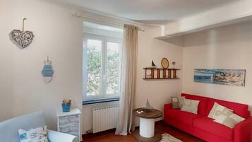 ์ํํธ, ๋ฐ์ฝ๋, ์๋ด ์ ๋ง | ๊ฑฐ์ค ๊ณต๊ฐ | ์ผ์ด๋ธ ์ฑ๋ ์์ฒญ์ด ๊ฐ๋ฅํ 32์ธ์น ํ๋ฉด TV