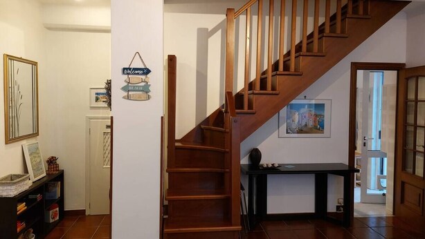 A staircase with wooden railings leading to a landing. - Casa Annalù With Garden Wifi Bogliasco (Bogliasco)