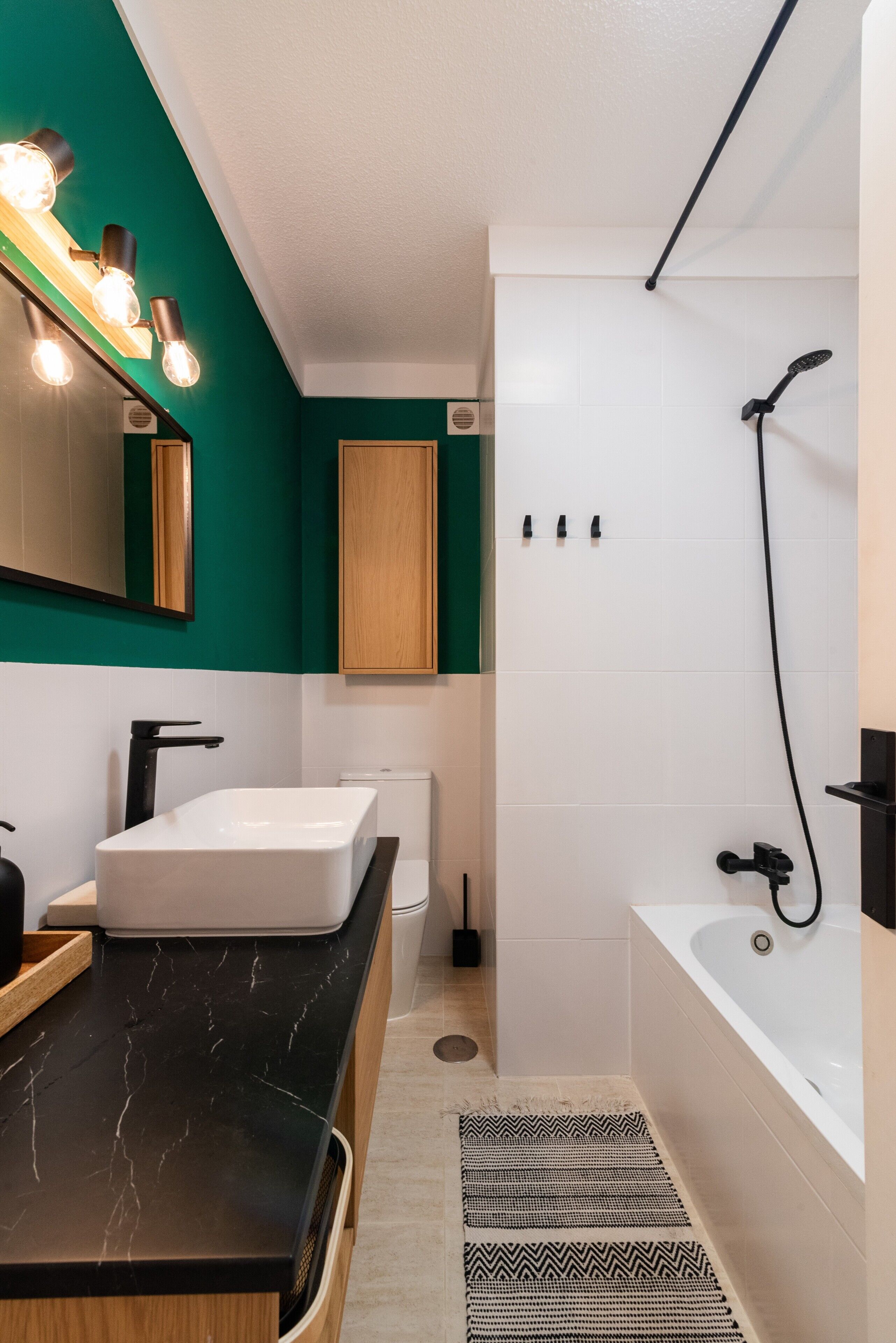 Douche, sèche-cheveux, serviettes fournies