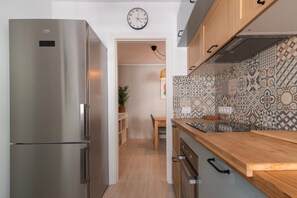 Køleskab, mikrobølgeovn, ovn, kogeplade