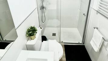 Apartamento, 2 quartos | Banheiro | Chuveiro, toalhas de banho, sabonete, shampoo