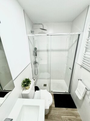 Apartment, 2 Bedrooms | Bathroom | Shower, towels, soap, shampoo - Universidad by Oshun Apartments (Madrid)