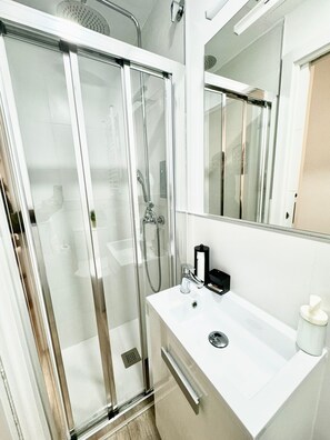 Apartment, 1 Schlafzimmer | Badezimmer | Dusche, Handtücher, Seife, Shampoo