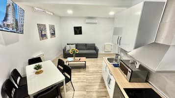 Apartamento, 2 habitaciones | 1 dormitorio, tabla de planchar con plancha, wifi gratis