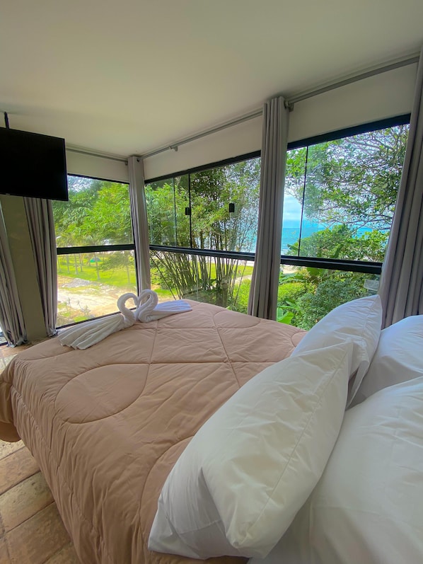 Minibar, blendingsgardiner, wi-fi (inkludert) og sengetøy