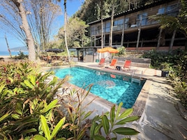 Exercise/lap pool