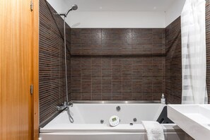 Douche, sèche-cheveux, serviettes fournies
