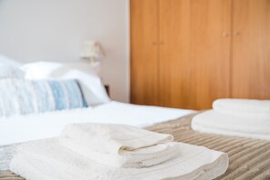 2 Schlafzimmer, BĂŒgeleisen/BĂŒgelbrett, Internetzugang, BettwĂ€sche