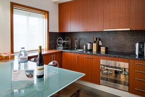 Kjøleskap, mikrobølgeovn, ovn og oppvaskmaskin