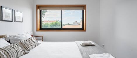 2 bedrooms, iron/ironing board, internet, bed sheets