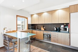 Kjøleskap, mikrobølgeovn, ovn og oppvaskmaskin