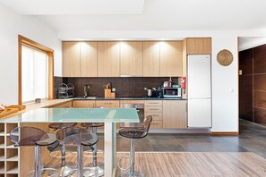 Kjøleskap, mikrobølgeovn, ovn og oppvaskmaskin