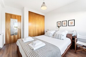 2 Schlafzimmer, BĂŒgeleisen/BĂŒgelbrett, Internetzugang, BettwĂ€sche