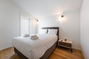 2 bedrooms, iron/ironing board, internet, bed sheets