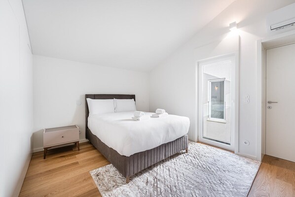 2 bedrooms, iron/ironing board, Internet, bed sheets