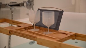 Een houten dienblad met twee wijnglazen en een zwarte doos waarop 'PUGET' staat.