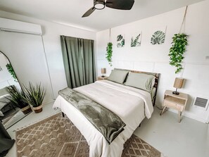 Room - Beautiful JT Home with Outdoor Theater, Stargazing, Fire pit, Swings, BBQ (Joshua Tree)