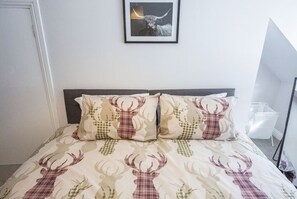1 habitación, tabla de planchar con plancha, wifi gratis y ropa de cama