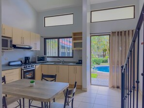 Kjøleskap, mikrobølgeovn, ovn og kaffetrakter/tekoker