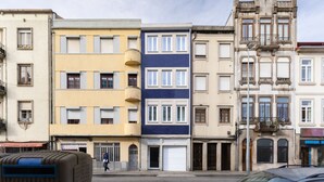 A row of multi-story buildings with varying architectural styles, including a building with a blue facade and another with a beige facade. - Feel Porto Lapa Collection Flat 2 2 (Porto)