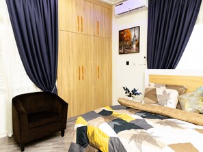 7 bedrooms, WiFi, bed sheets