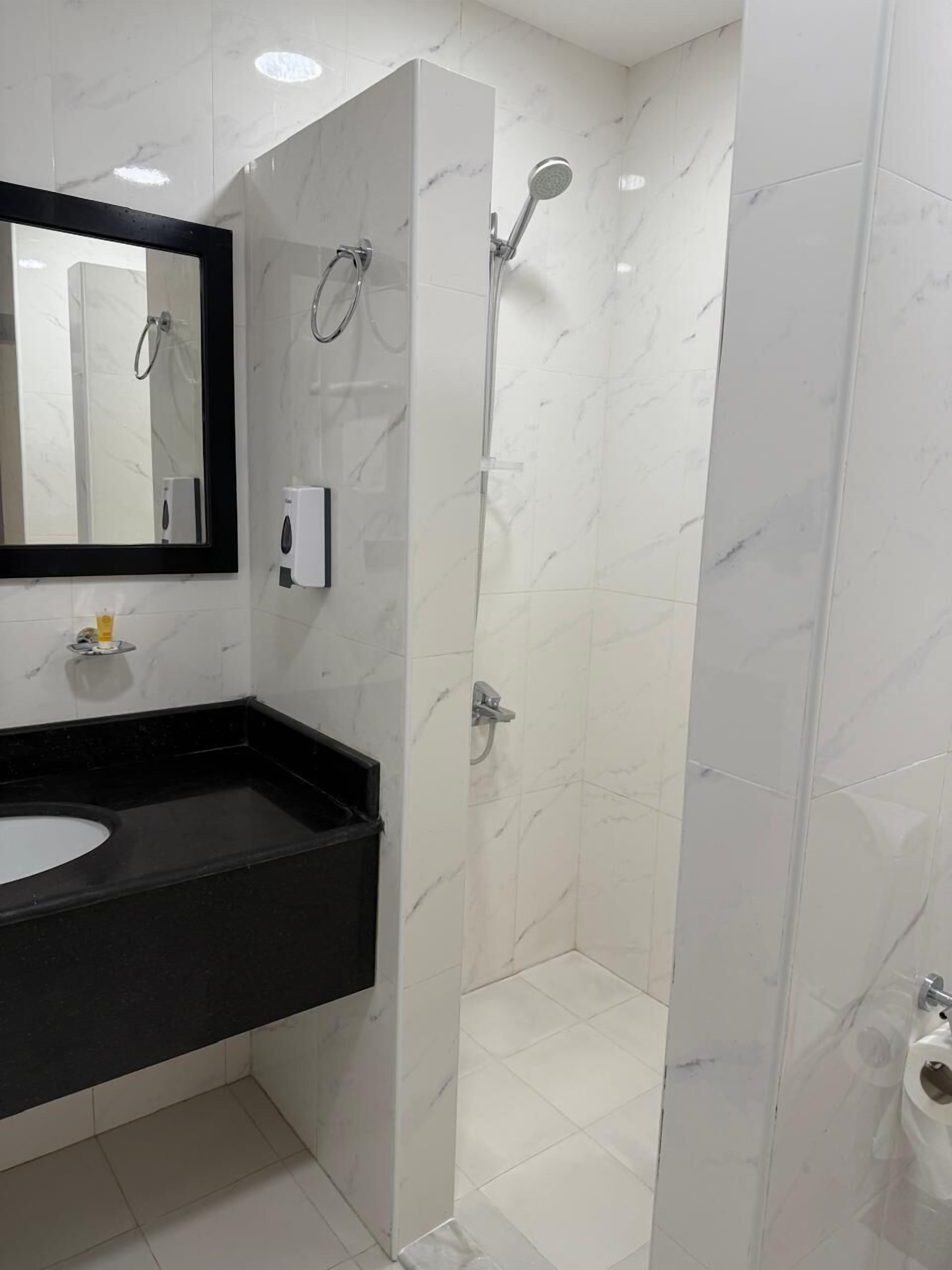 Quarto casal | Banheiro | Chuveiro, produtos de toalete grátis, secador de cabelo 