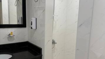 Quarto casal | Banheiro | Chuveiro, produtos de toalete grátis, secador de cabelo